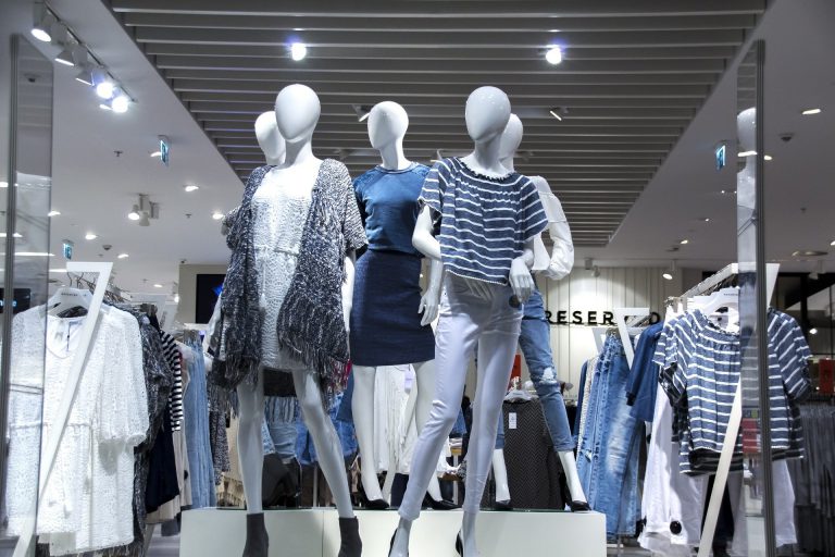El nuevo protocolo en las tiendas de ropa: quitar cortinas de los probadores y desinfectar la ropa