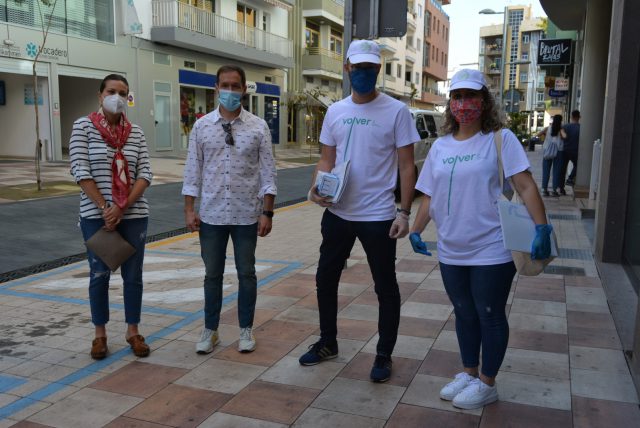 230520 Reparto de mascarillas comercios Los Llanos 1