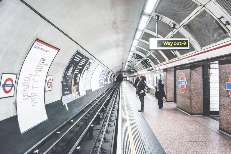 Una empleada del metro muere contagiada por coronavirus después de que un hombre le tosiera y escupiera en la cara