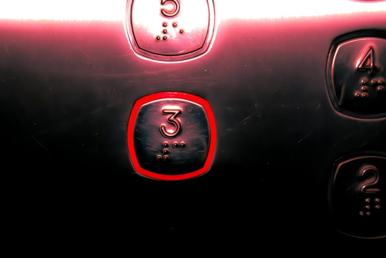 Un botón de ascensor tiene 737 veces más gérmenes que el asiento de un retrete, según un estudio