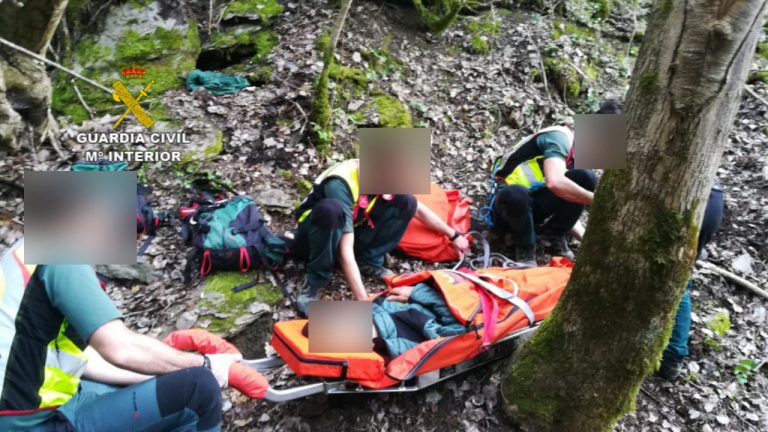 La Guardia Civil rescata a una persona que cayo 50 metros por un barranco