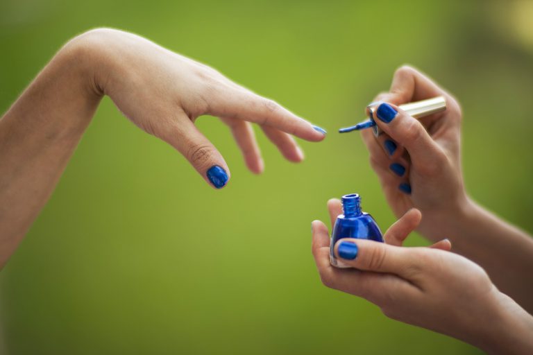 Una mujer muere devorada por un cocodrilo mientras le hacía las uñas a su vecina