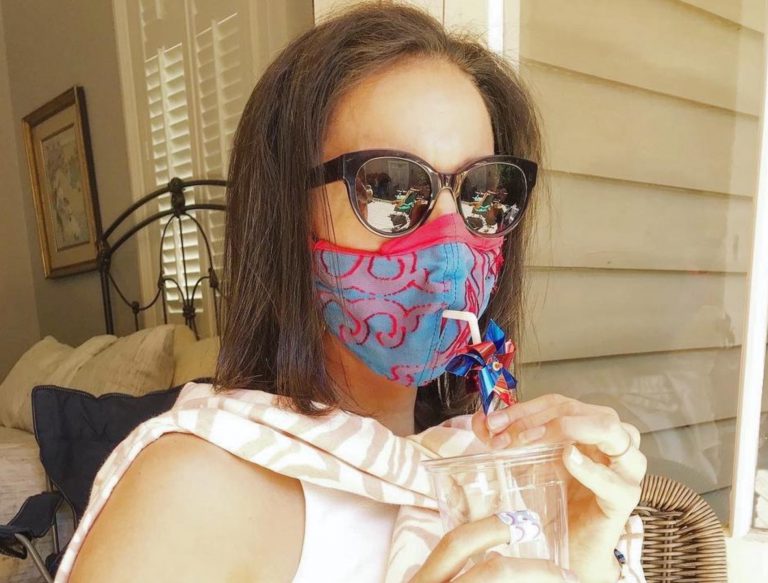 Diseña una mascarilla con apertura para beber en pajita durante el verano y agota sus existencias