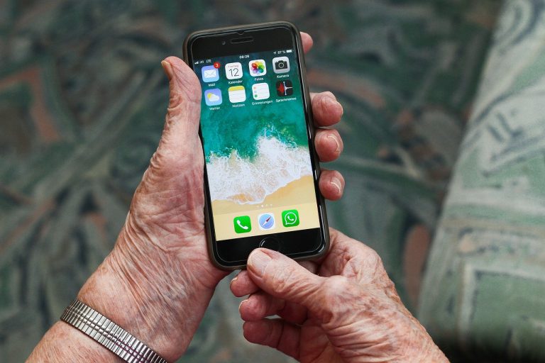 Una abuela condenada por violar la Ley de Protección de Datos tras publicar fotos de sus nietos en Facebook
