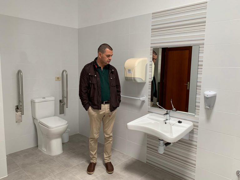 El Consistorio guiense invierte cerca de 10.000 euros en la instalación de dos baños adaptados en el Centro Ocupacional Comarcal Santa María de Guía