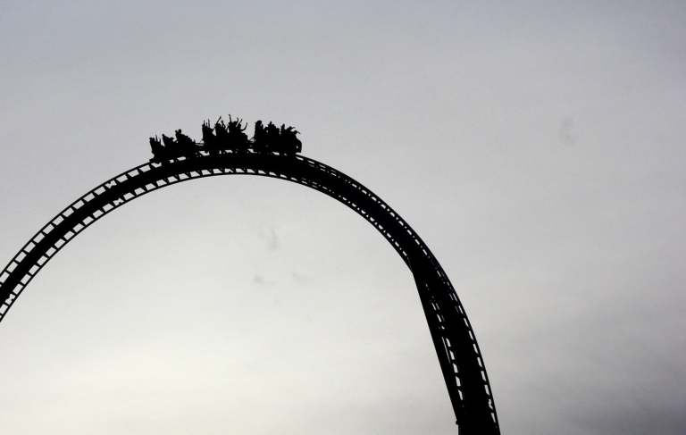 Reabren los parques de atracciones en Japón, pero prohíben gritar en las montañas rusas