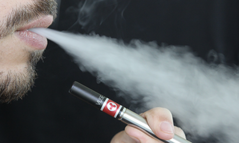 La OMS denuncia el uso de cigarrillos electrónicos que «saben a chicle» para ‘enganchar’ a los adolescentes