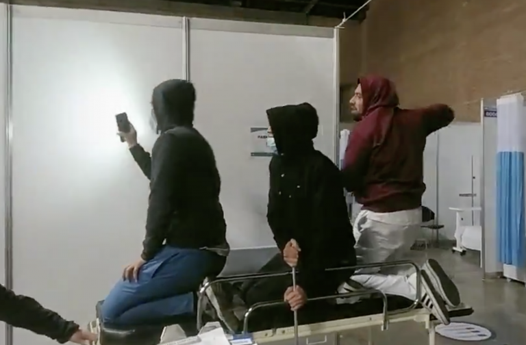 Despedidos varios sanitarios por imitar escenas de ‘Titanic’ en un hospital y utilizar material destinado a los pacientes
