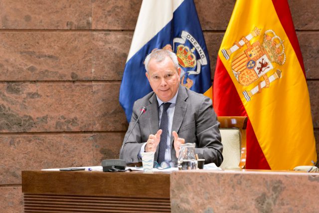 Comisión de obras Públicas, Transportes y Vivienda en la que comparece el consjero Sebastián Franquis (2)