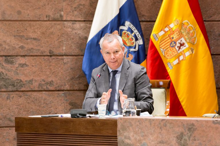 El consejero Franquis informa al Parlamento que el Gobierno ha agilizado el pago de 43 millones de euros a las compañías de transporte canarias para reactivarlas tras la crisis