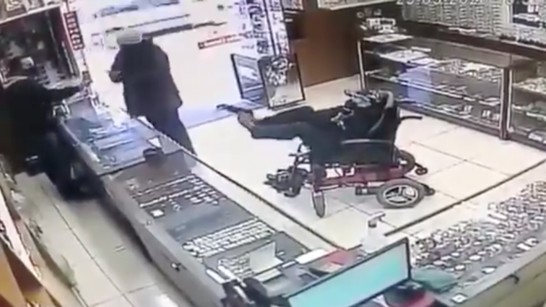 Un hombre manco atraca una joyería sosteniendo una pistola con los pies