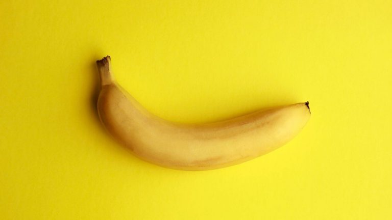 Un plátano olvidado en una oficina durante 9 semanas por el confinamiento se viraliza en las redes sociales