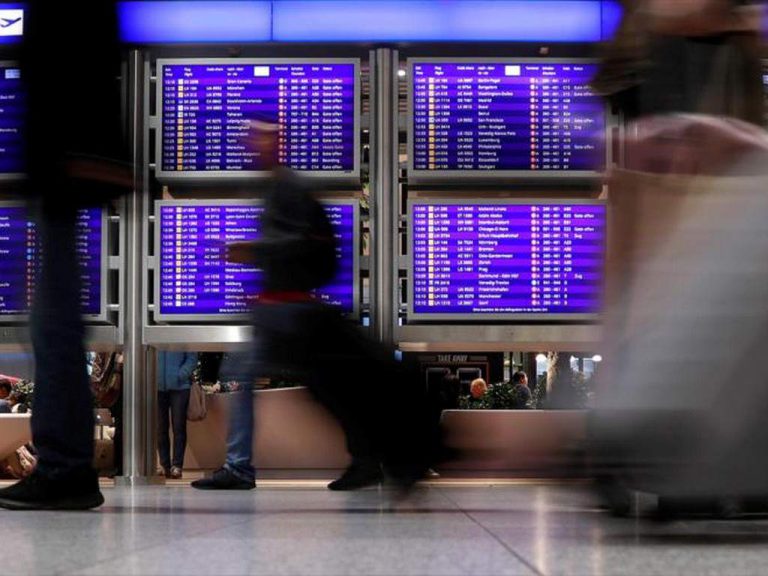 Un joven se disfraza de empleado de mantenimiento del aeropuerto para entrar en Alemania y ver a su novia
