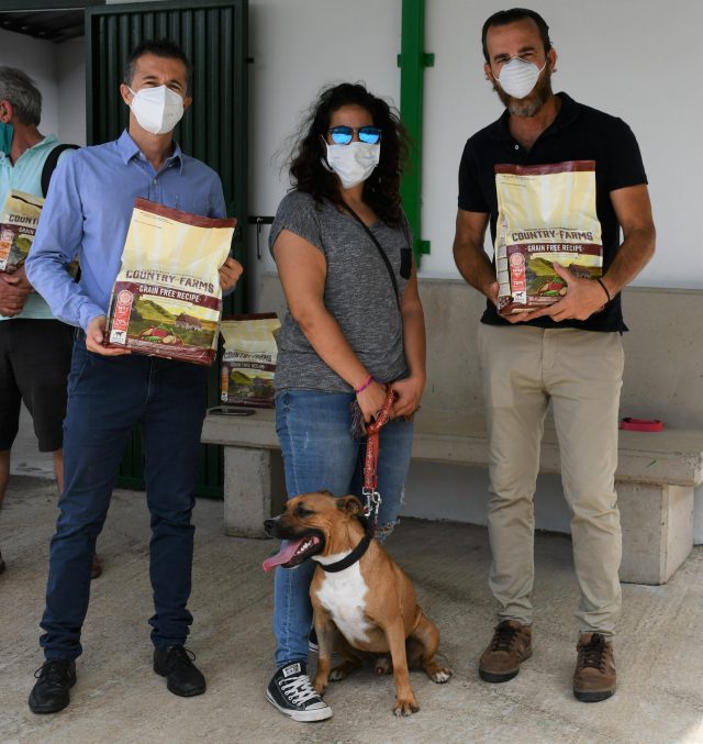 Miguel Ángel Cabrera de Country Farms, voluntaria con el perro adoptado y el edil Juan Cargos Ortega.