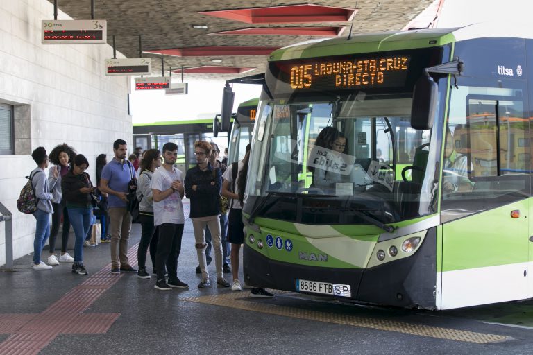 Titsa aumenta la frecuencia de 26 líneas interurbanas para atender la demanda