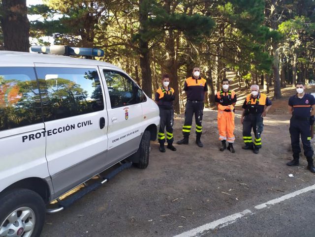Voluntarios de Protección Civil en la zona alta de Santa María de Guía