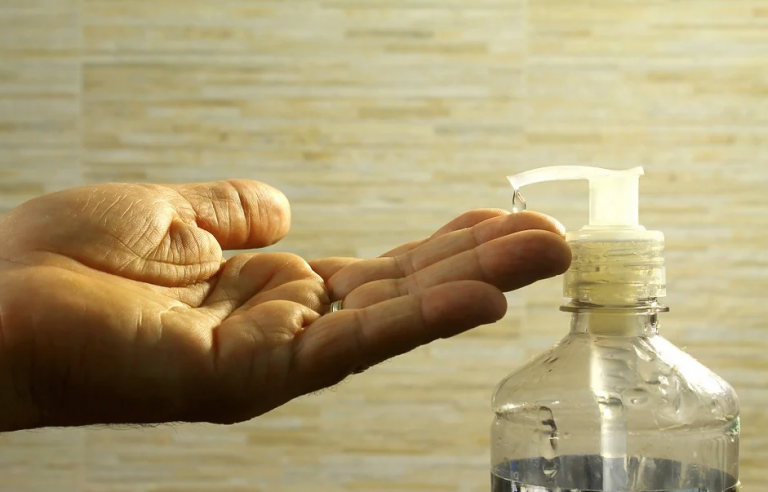 Sanidad aconseja no fumar inmediatamente después de usar gel hidroalcohólico
