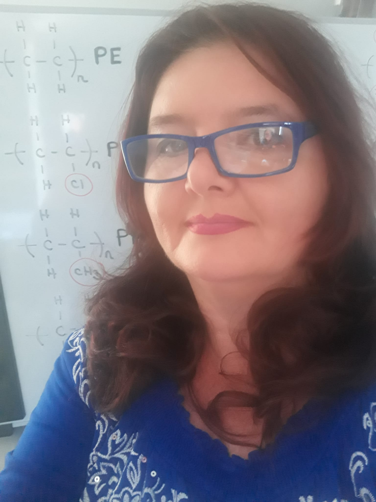 La catedrática Julia Mirza participa en la investigación de una nanoestructura para evitar las infecciones en las cirugías ortopédicas y dentales