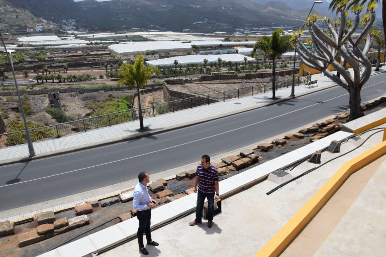El alcalde de Gáldar visita la fase final de las obras de embellecimiento de los antiguos lavaderos de Rojas
