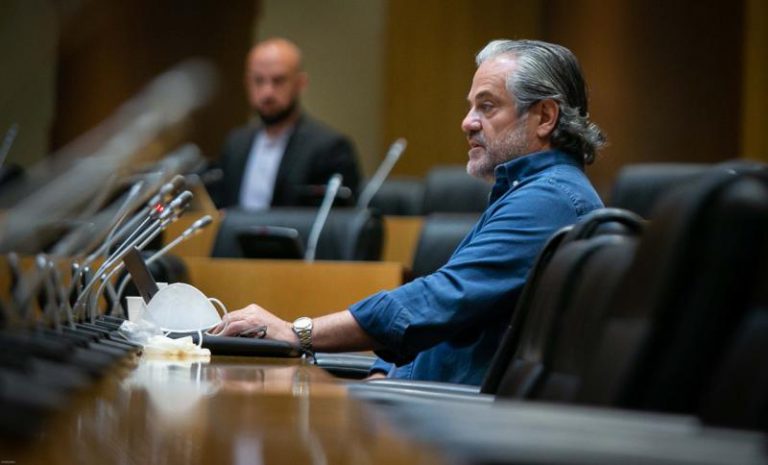 Marcos de Quinto fue «en mangas de camisa» a la Comisión de Consumo porque Pablo Iglesias «solía acudir» así a ver al Rey
