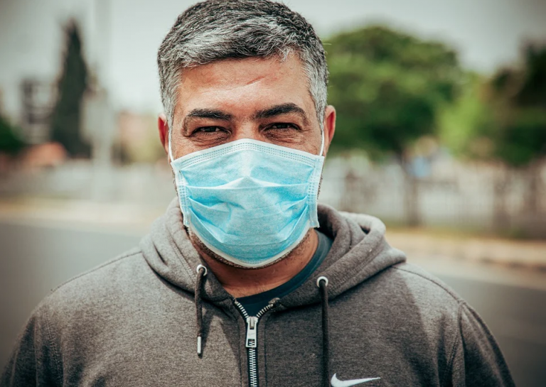 El buen uso de la mascarilla es importante para no inhalar las propias bacterias de la piel