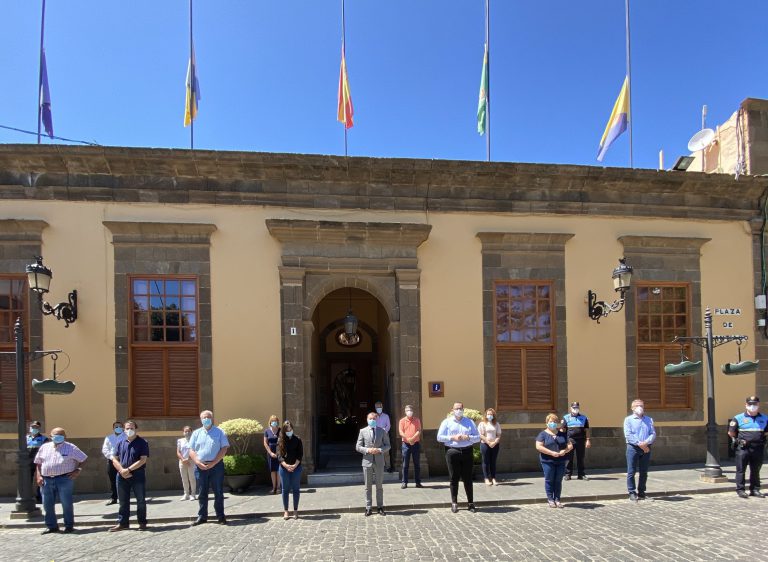 Gáldar guardó este miércoles un minuto de silencio en recuerdo de las víctimas del Covid 19