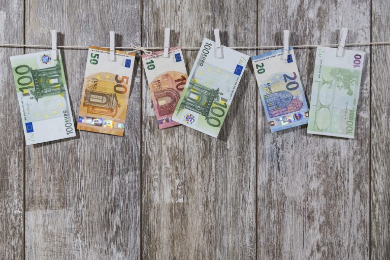 Arrestan al «mayor falsificador de billetes de plástico de todo el mundo»: sus copias eran casi  idetectables