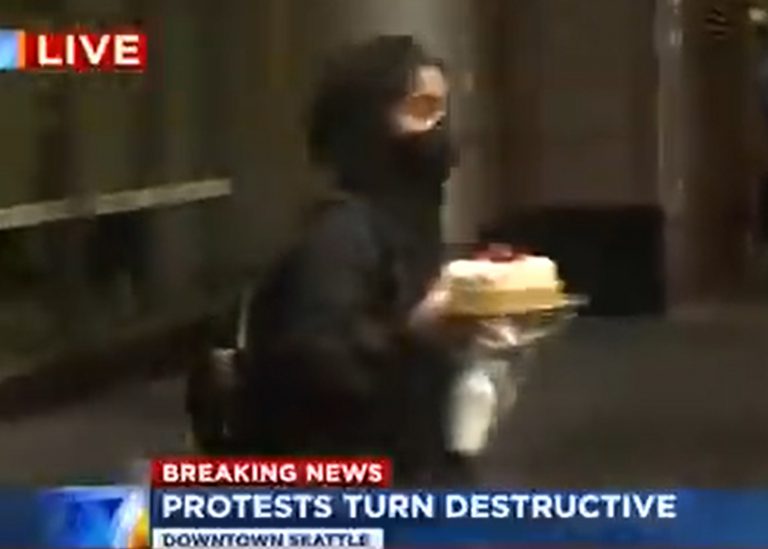 Una mujer roba una tarta de queso en mitad de las protestas raciales en los EEUU