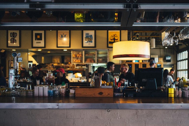 Un bar de Gijón responde a un cliente que propuso a una camarera pagar “en carnes”