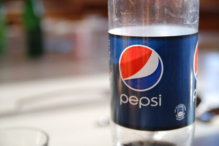 Buscan a una pareja que robó una Pepsi de 2 litros a punta de pistola