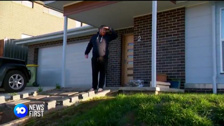 «¡No pisen la hierba!»: el dueño de una casa reprende al primer ministro de Australia durante una entrevista en directo
