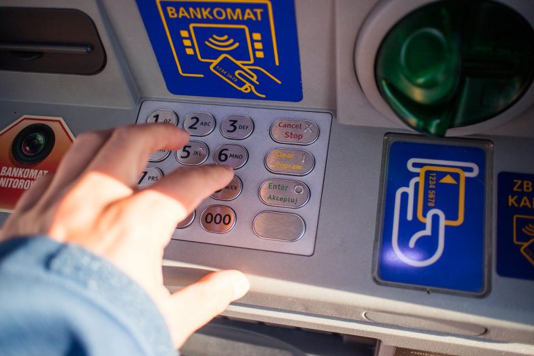 El Covid-19 hunde un 17,72% el uso del cajero y limita el avance del pago con tarjetas a cotas de 2013