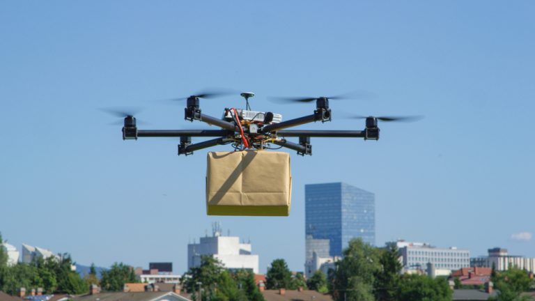 Una universidad enviará libros con drones a sus alumnos para incentivar la lectura durante el verano