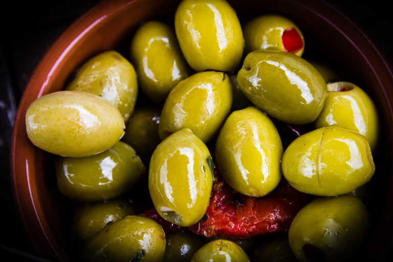 2.000 euros de indemnización para una mujer que mordió hueso en una aceituna rellena