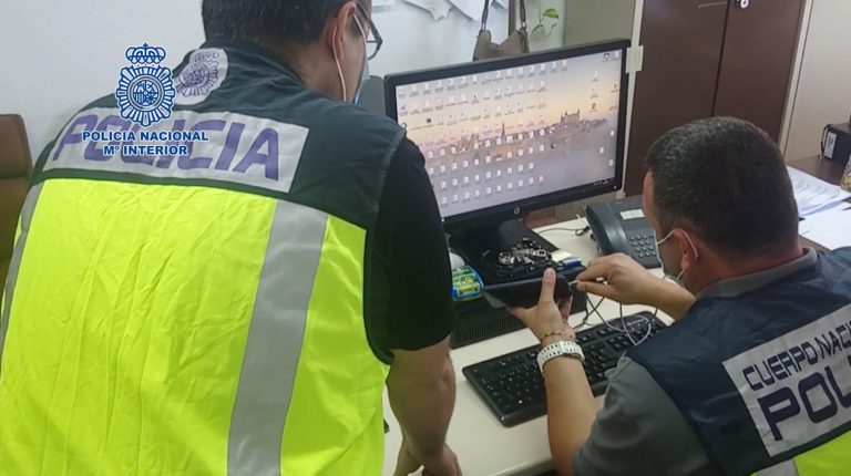Cuatro personas detenidas por compartir «stickers» de pornografía infantil a través de un grupo de mensajería instantánea