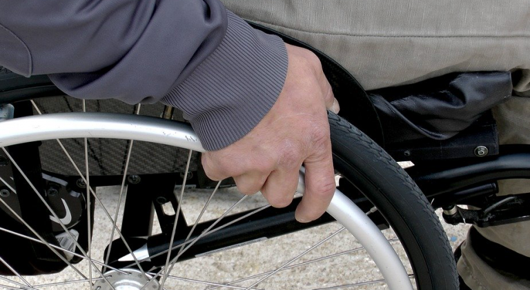Un hombre en silla de ruedas denuncia que lleva cinco años «encerrado en casa» por la falta de accesibilidad de su edificio