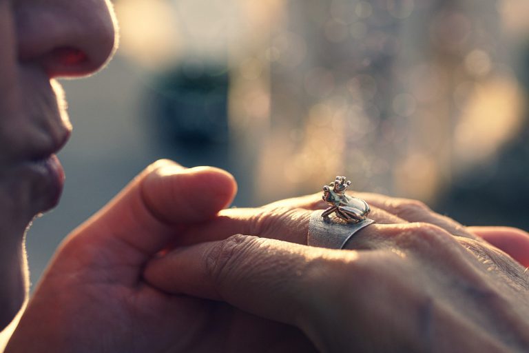 Muere contagiado un hombre que ofrecía ‘la cura del beso’ para el coronavirus