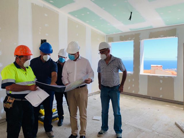 El alcalde, Pedro Rodríguez, durante su visita a las obras del Aula de la Naturaleza