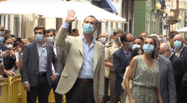“Apóyate en la barra”: el consejo de doña Letizia al Rey durante una visita a un bar de Las Palmas