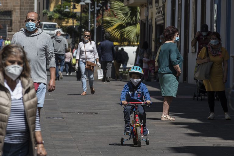 La Laguna prepara una campaña de concienciación para luchar contra los residuos de guantes y mascarillas