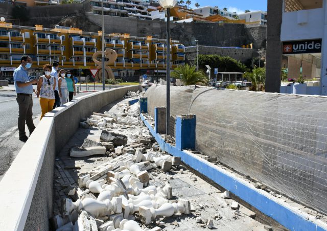 La acaldesa Onalia Bueno (amarillo), concejal de Obras, y los ediles Luis Becerra, Consuelo Díaz, Alba Medina y Víctor Gutiérrez, durante la visita a las obras del paseo anexo a la GC-500 en Patalavaca