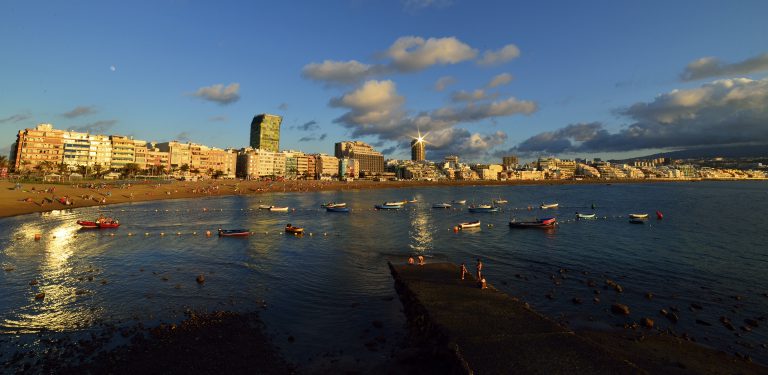 La playa de Las Canteras renueva en 2020 su Bandera Azul