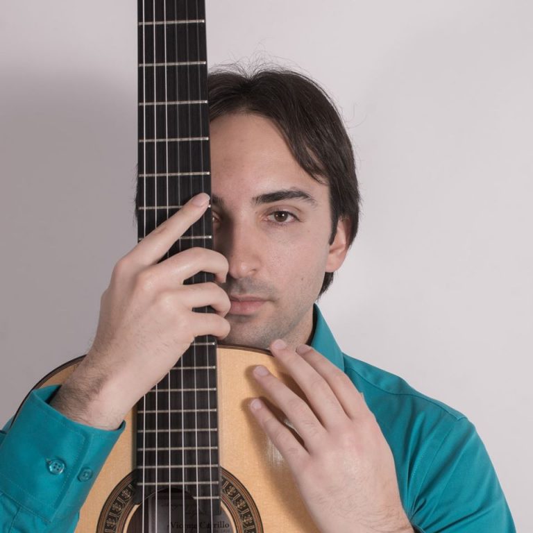 El guitarrista Luis Alejandro García traza este jueves en el Teatro Leal un recorrido por el repertorio español e hispanoamericano