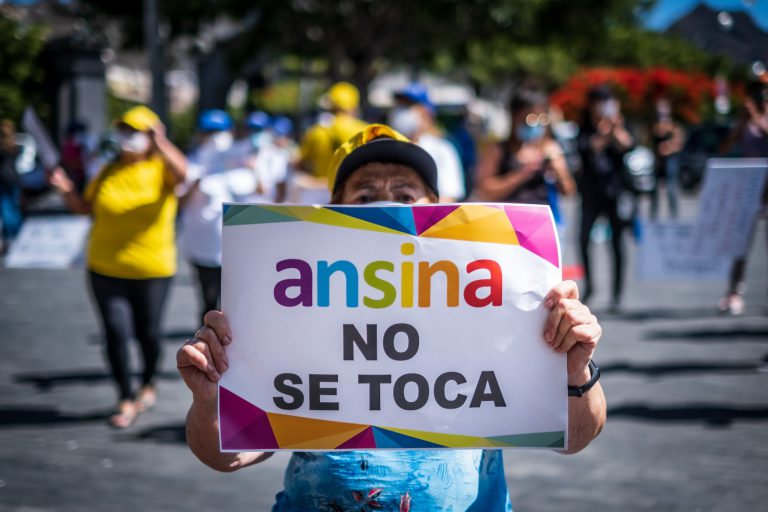 Los trabajadores y usuarios de Ansina se manifiestaron en el Cabildo para reivindicar sus puestos de trabajo.