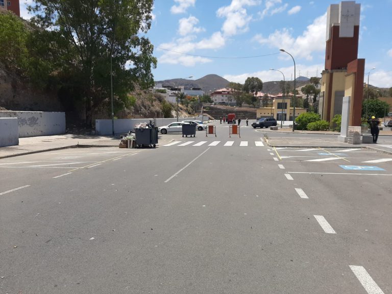 Puesteros y ciudadanía cumplen las medidas de higiene y seguridad durante la primera jornada del mercadillo de Jinámar tras su reapertura