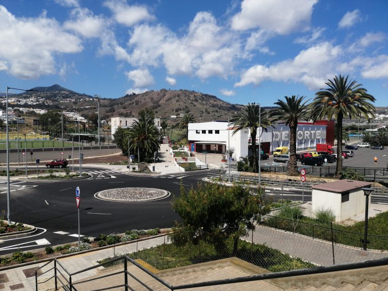 El Ayuntamiento de Arucas recepciona la obra correspondiente al proyecto «Creación de rotonda para solucionar el nudo de calles existentes en la entrada del recinto deportivo Antonio Afonso Moreno “Tonono”
