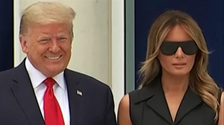 Trump le pide a Melania que sonría ante los fotógrafos y ella reacciona así
