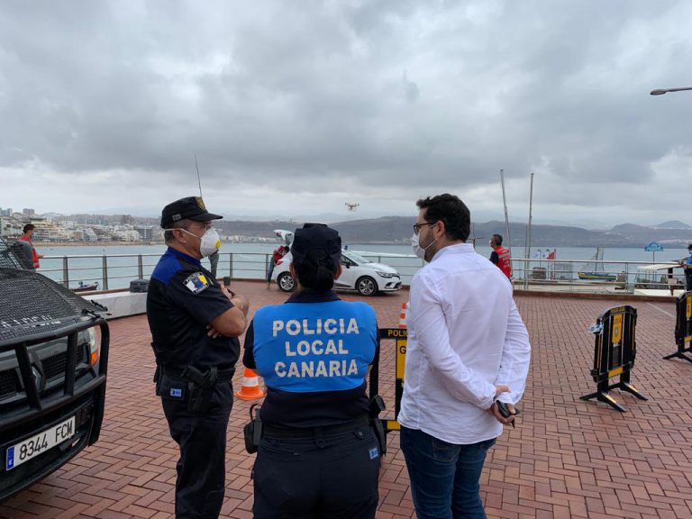 La Policía Local intensifica con un dron el control en las playas de la ciudad durante la desescalada