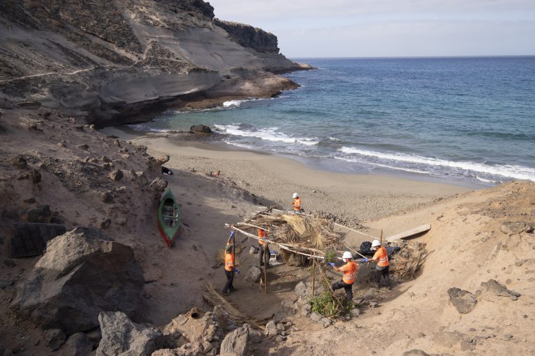 El Cabildo inicia el desalojo de los asentamientos ilegales de La Caleta y la limpieza de la playa