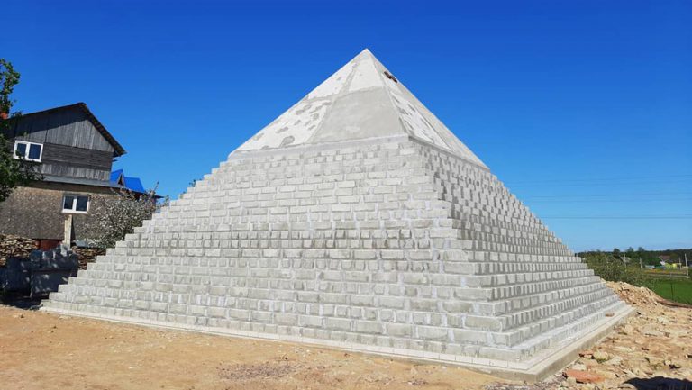 Una pareja construye una réplica de la pirámide de Guiza en su jardín